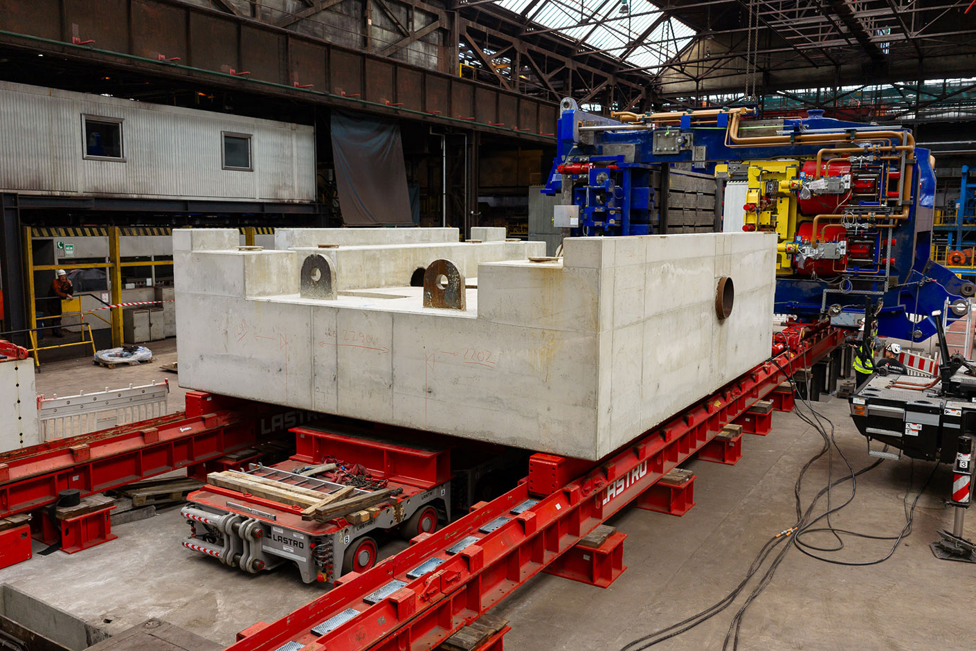 Neue Warmrichtmaschine in Mülheim Bild des Aufbaus der neuen Warmrichtmaschine in Mülheim