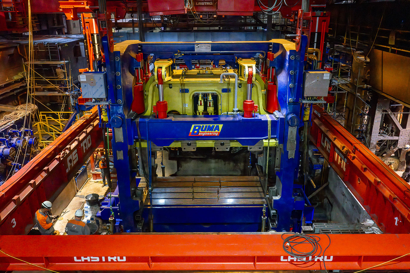 Neue Warmrichtmaschine in Mülheim Bild des Aufbaus der neuen Warmrichtmaschine in Mülheim